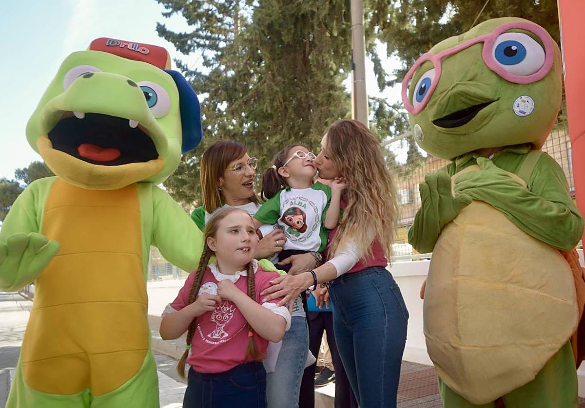 Alba y Adriana, dos niñas con enfermedades raras, acompañadas por su madres, Isabel Gomariz y María José Vázquez.