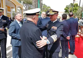 El Almirante del Arsenal es felicitado, tras tomar posesión de su cargo.