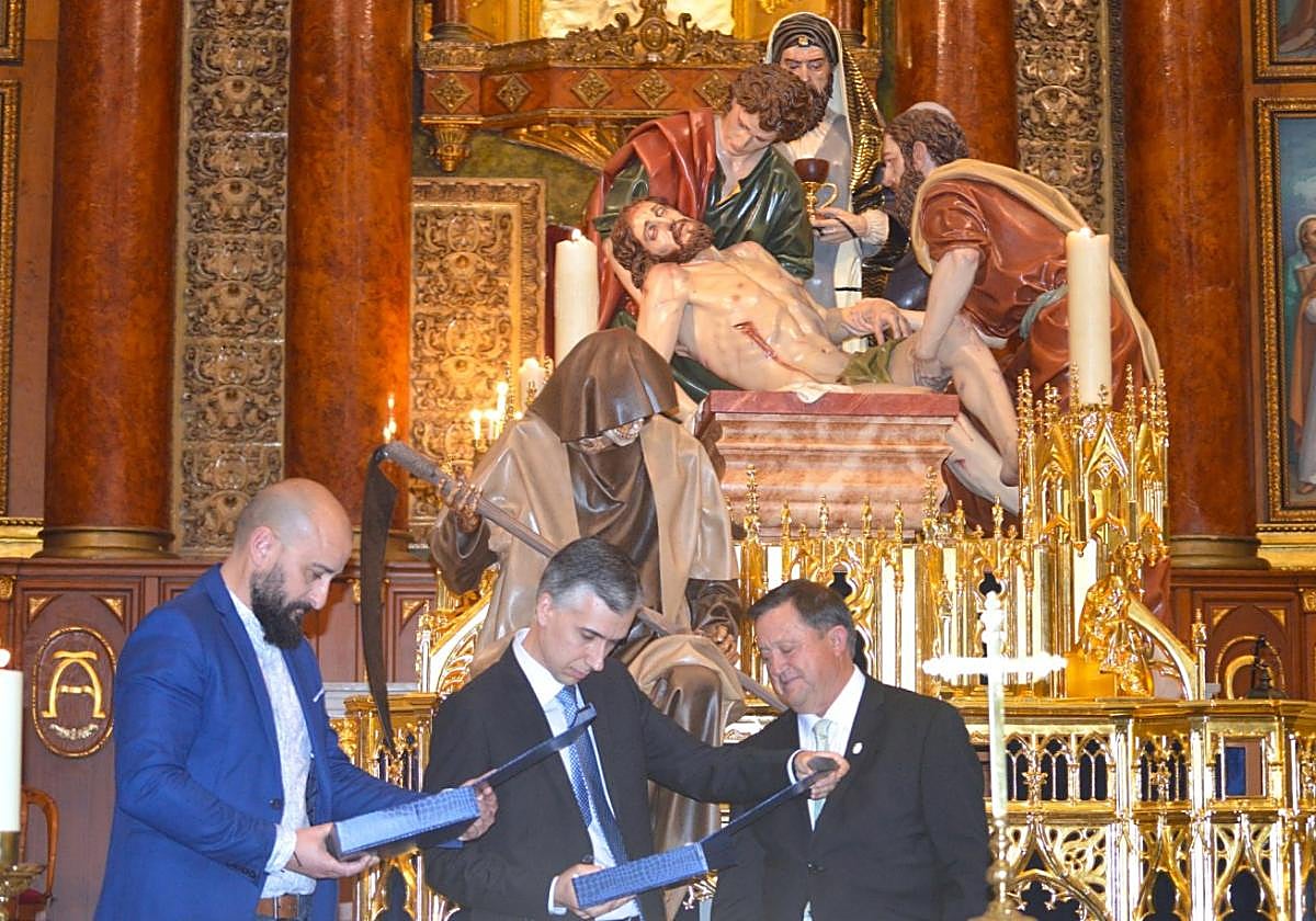 Javier Bernal y Antonio Jesús Yuste, con sus placas, y Francisco Morcillo, con el nuevo paso.