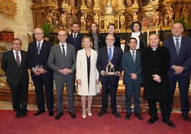 Castillo (c), con autoridades y representantes de las cofradías.