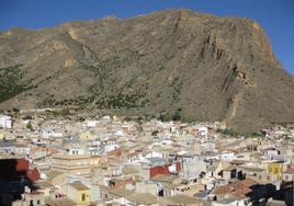 Vista aérea de Callosa con la sierra al fondo.