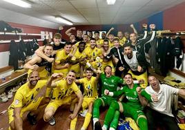 Los jugadores celebran su victoria en el vestuario.