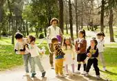 Paseadores de niños, el polémico servicio que promocionan las 'influencers': «Los sacan con un arnés»