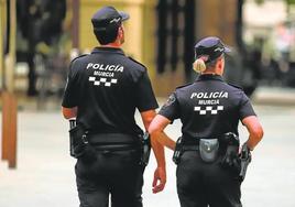 Dos agentes de la Policía Local patrullando por el centro de Murcia.