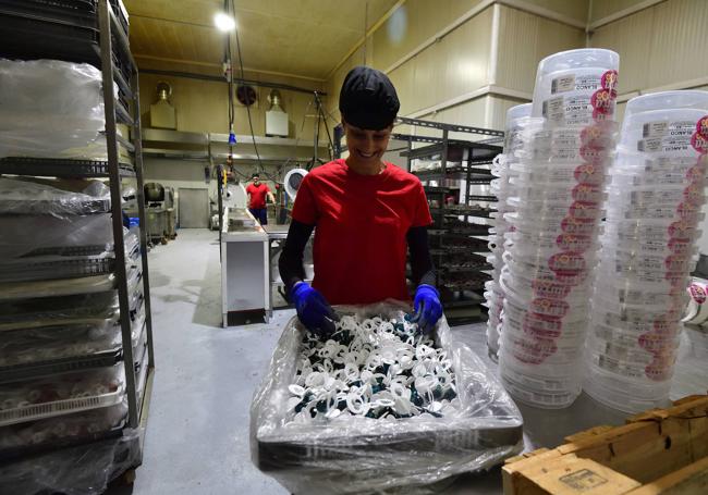 Una empleada de Jarca, en las instalaciones que la empresa tiene en la pedanía de Santa Cruz.