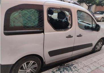 Una furgoneta aparcada en el barrio de Vistabella con el cristal fracturado, el pasado domingo.