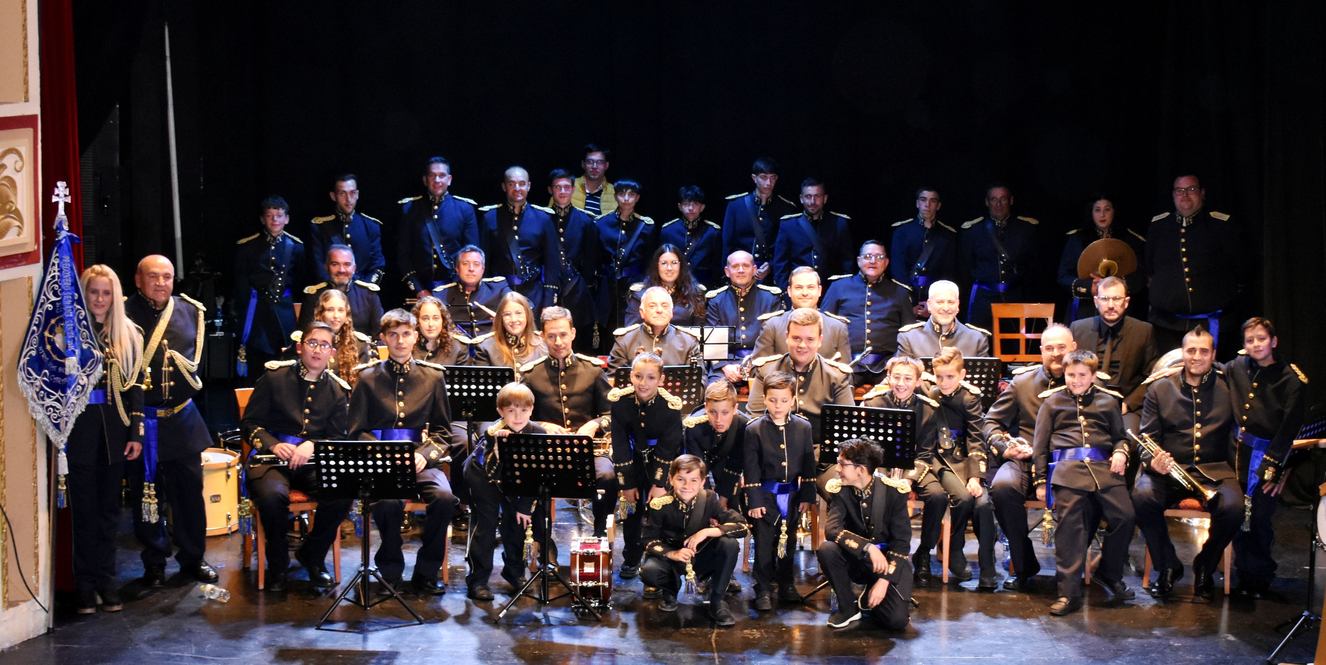 Los integrantes de la Agrupación Musical «Nuestra Señora de los Dolores» en el escenario del teatro Thuillier.