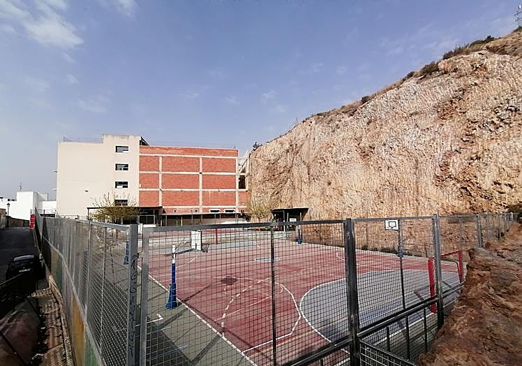El colegio excavó la ladera del monte San Miguel para ganar espacio para sus pistas deportivas.