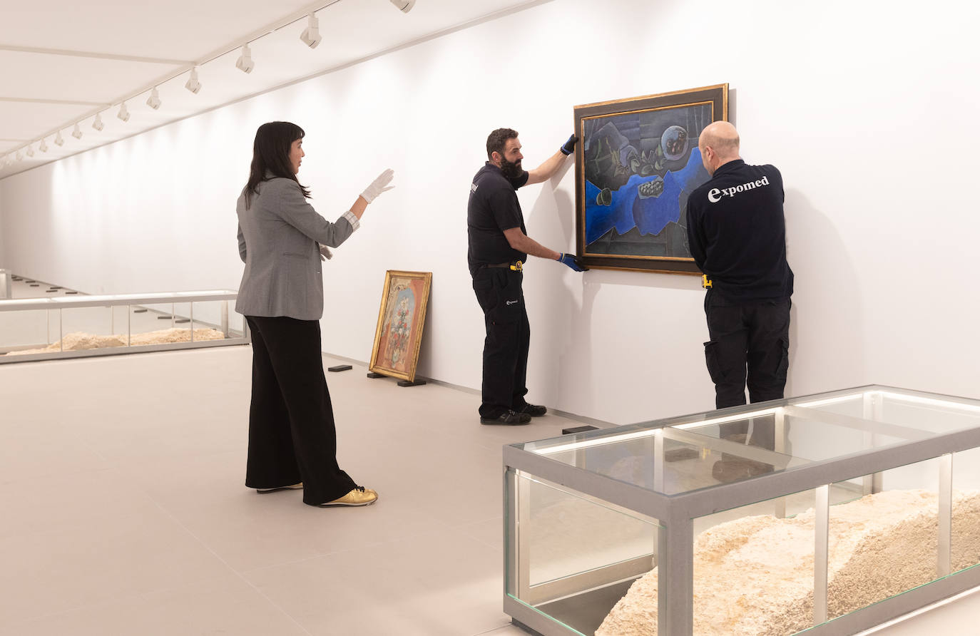 Montaje de la exposición &#039;Azul. Colección Abelló&#039;, en imágenes