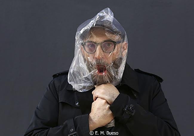 El escritor Miguel Ángel Hernández, autor de la novela 'Anoxia', posa para LA VERDAD.