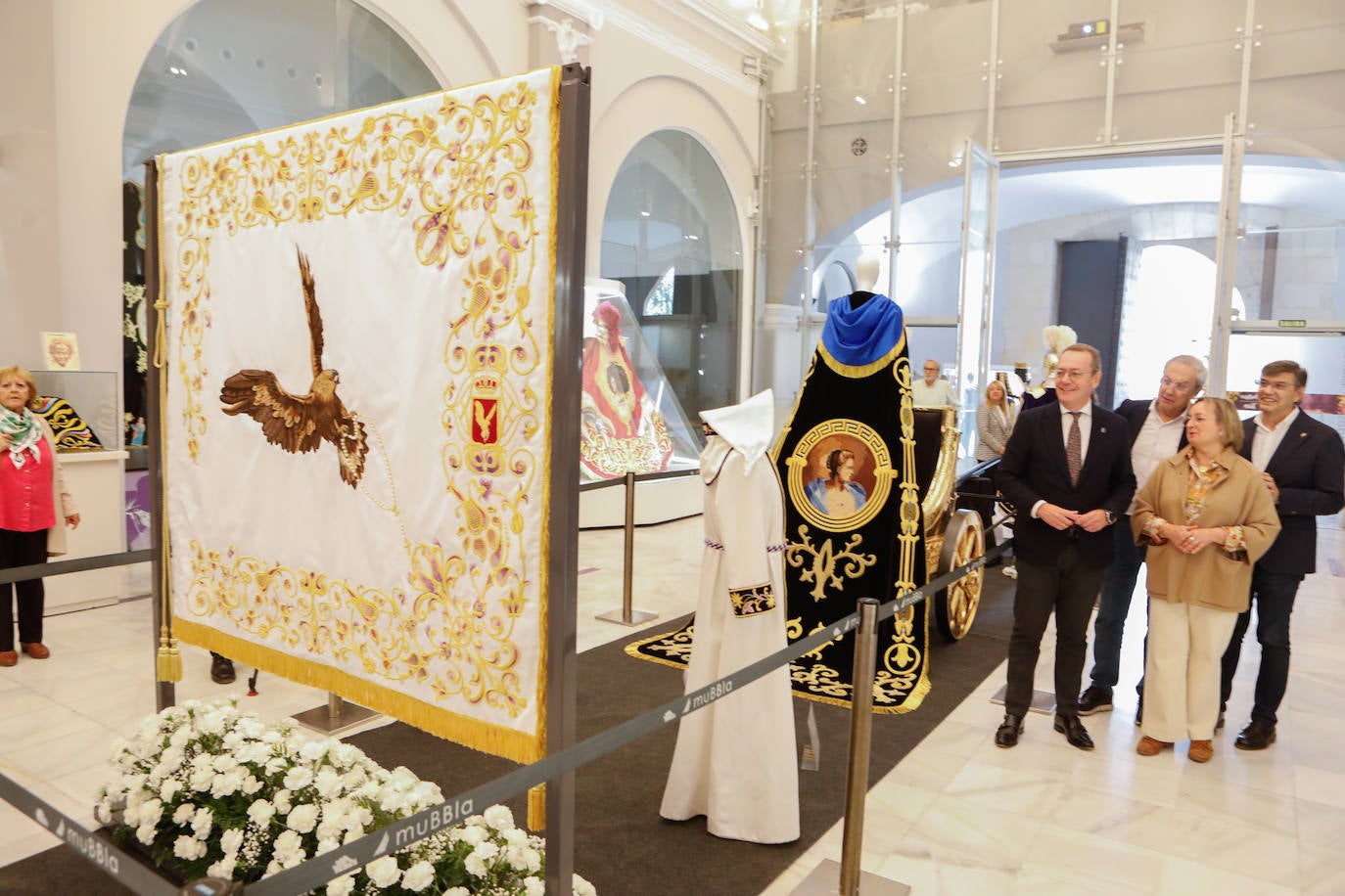 Estreno de la nueva bandera del Paso Blanco de Lorca para Semana Santa