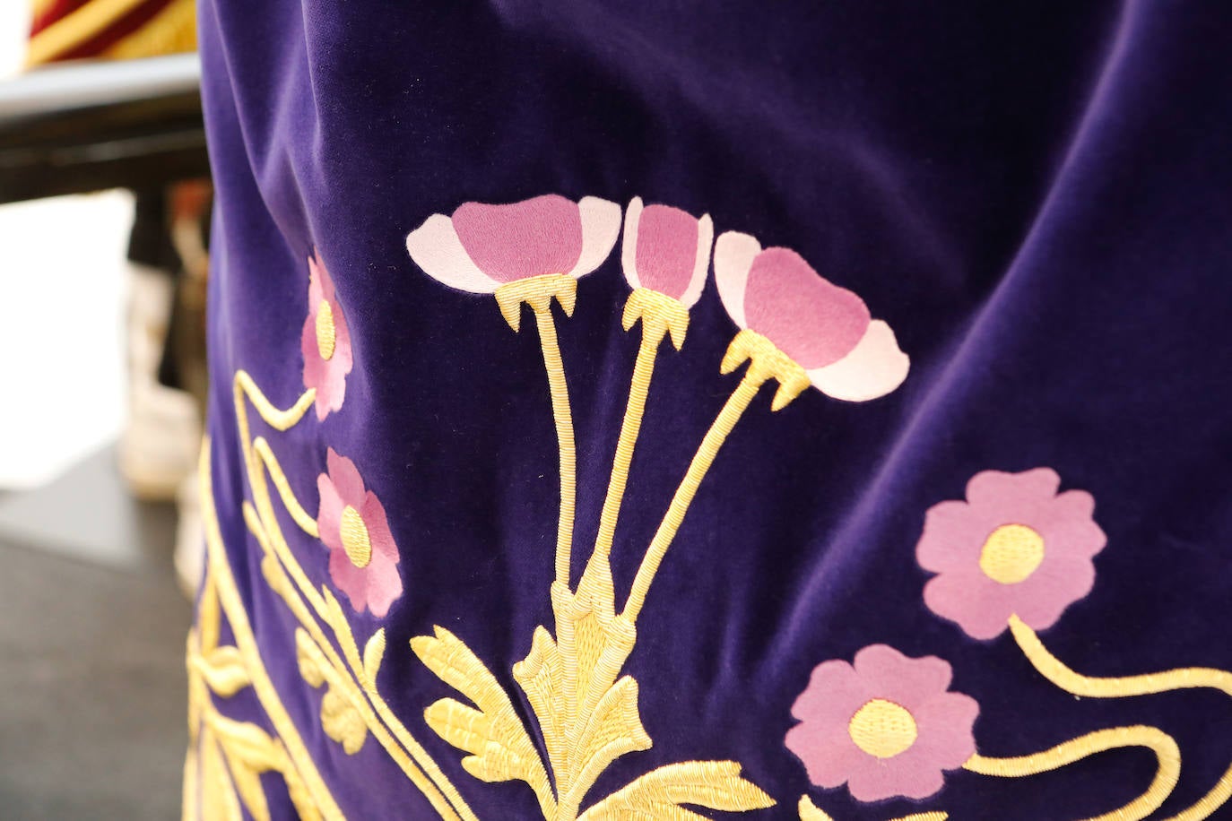 Estreno de la nueva bandera del Paso Blanco de Lorca para Semana Santa