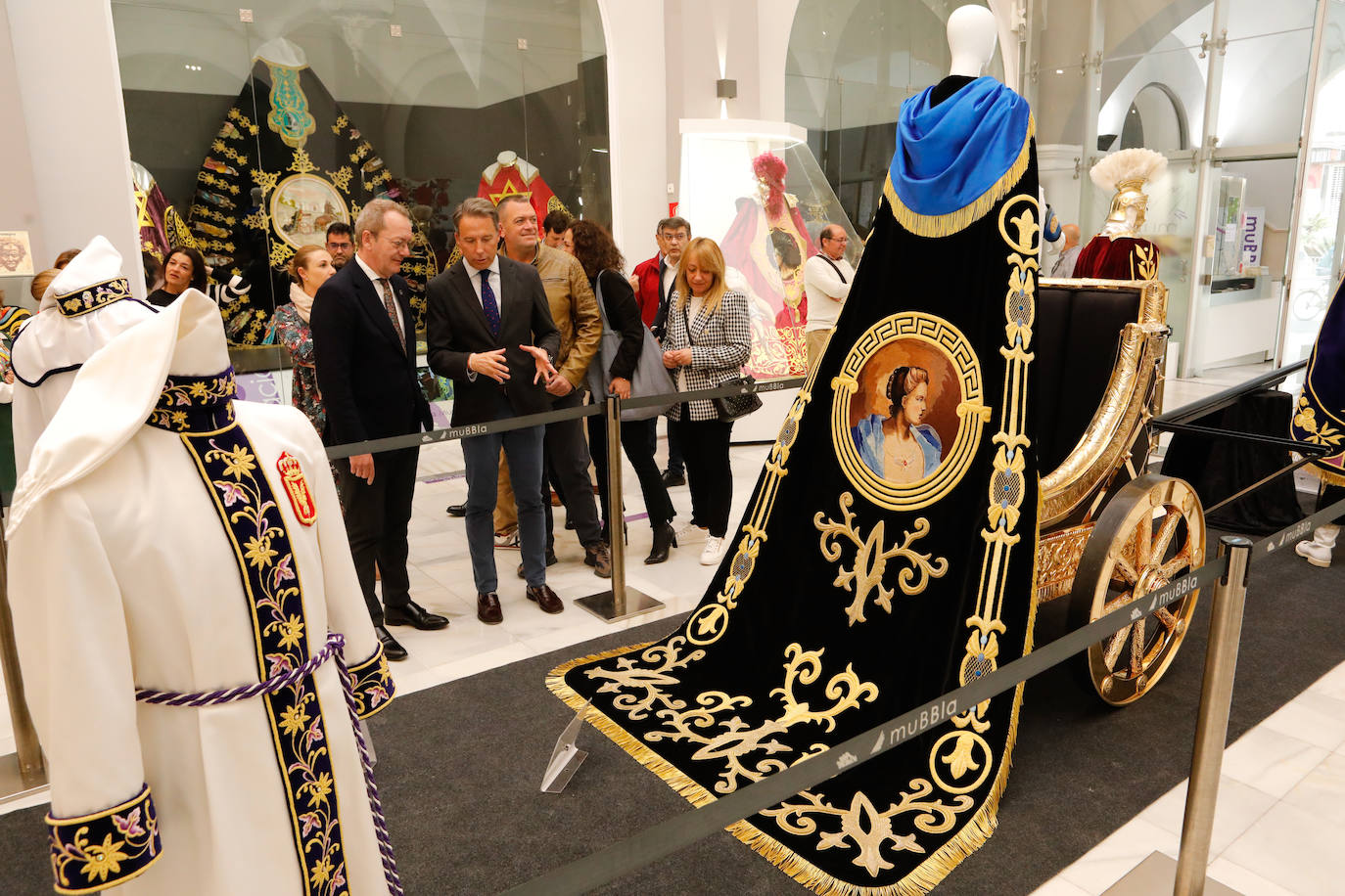 Estreno de la nueva bandera del Paso Blanco de Lorca para Semana Santa