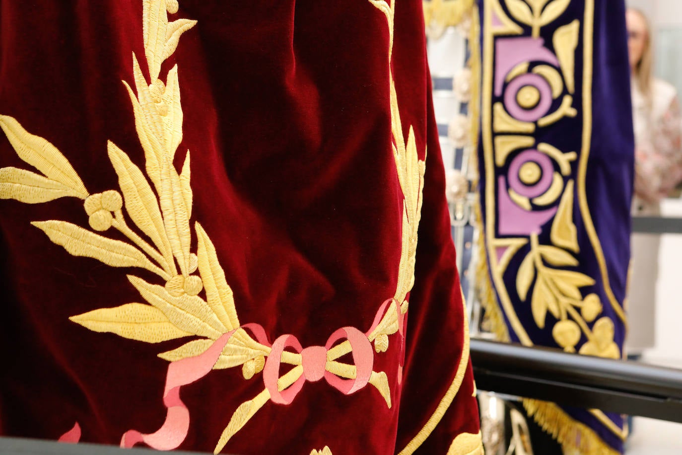 Estreno de la nueva bandera del Paso Blanco de Lorca para Semana Santa