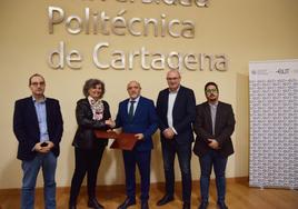 La rectora de la UCPT, Beatriz de Miguel, y el director general de Grupo Atu, Eduardo Ordóñez, se estrechan la mano en la firma del acuerdo.
