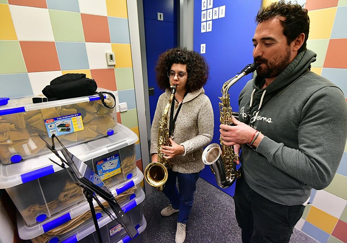 Entre cajas. Elia Valero y Ginés Aznar ensayan en un rincón dentro de uno de los camerinos del Espacio Joven de El Palmar.