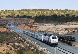 Un tren Talgo circula por la variante de Camarillas antes de que se cortara la línea por las obras de anta velocidad Murcia-Almería.