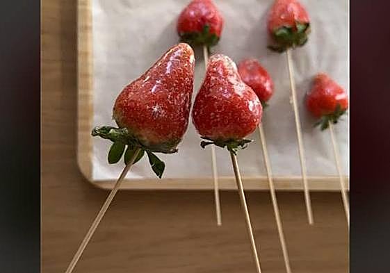 Cómo prepara en casa el tanghulu, el dulce asiático viral en redes sociales