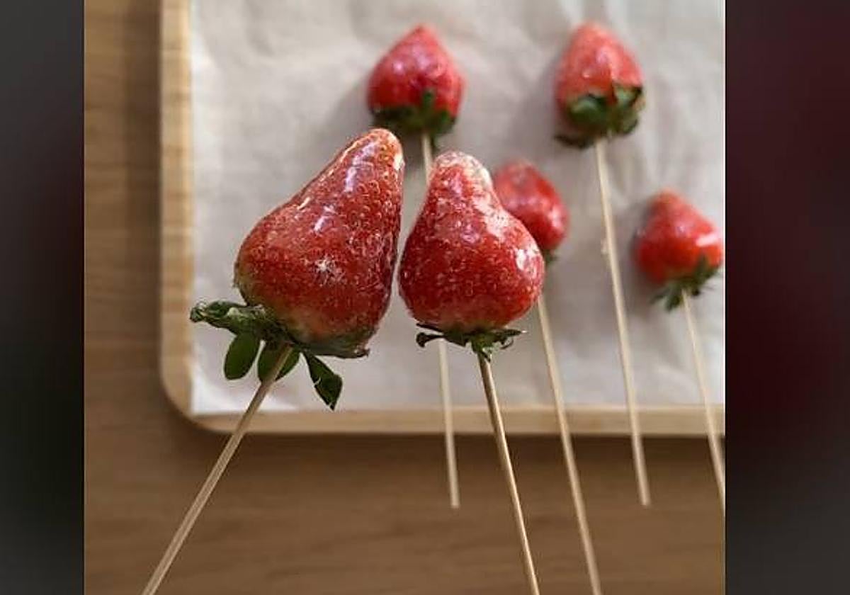 Cómo prepara en casa el tanghulu, el dulce asiático viral en redes sociales