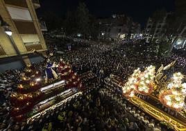Plaza del Lago abarrotada para disfrutar del Encuentro entre el Jesús Nazareno y la 'Pequeñica'.