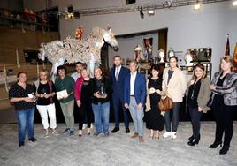 El alcalde y el director general posan con algunos de los artesanos participantes en la exposición.