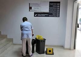 Una trabajadora en el hospital Virgen de La Arrixaca.