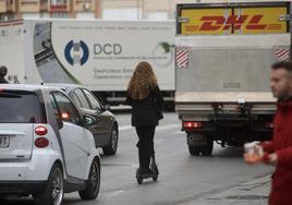 Una joven circula con un patinete por el centro de Murcia, en una imagen de archivo.