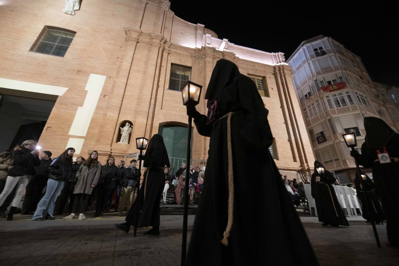 El vía crucis del Cristo del Socorro mantiene en vela a cientos de cartageneros