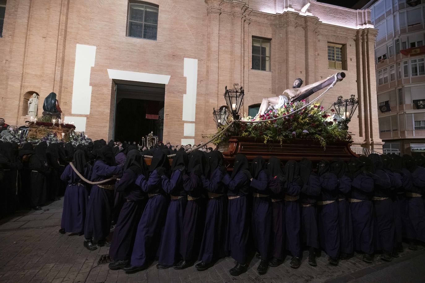 El vía crucis del Cristo del Socorro mantiene en vela a cientos de cartageneros