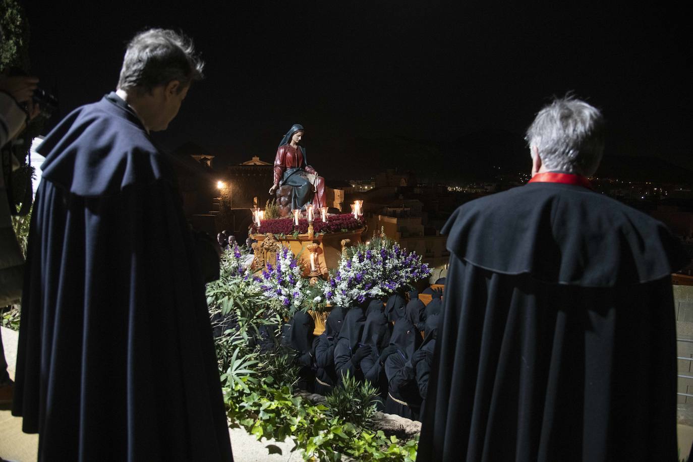 El vía crucis del Cristo del Socorro mantiene en vela a cientos de cartageneros