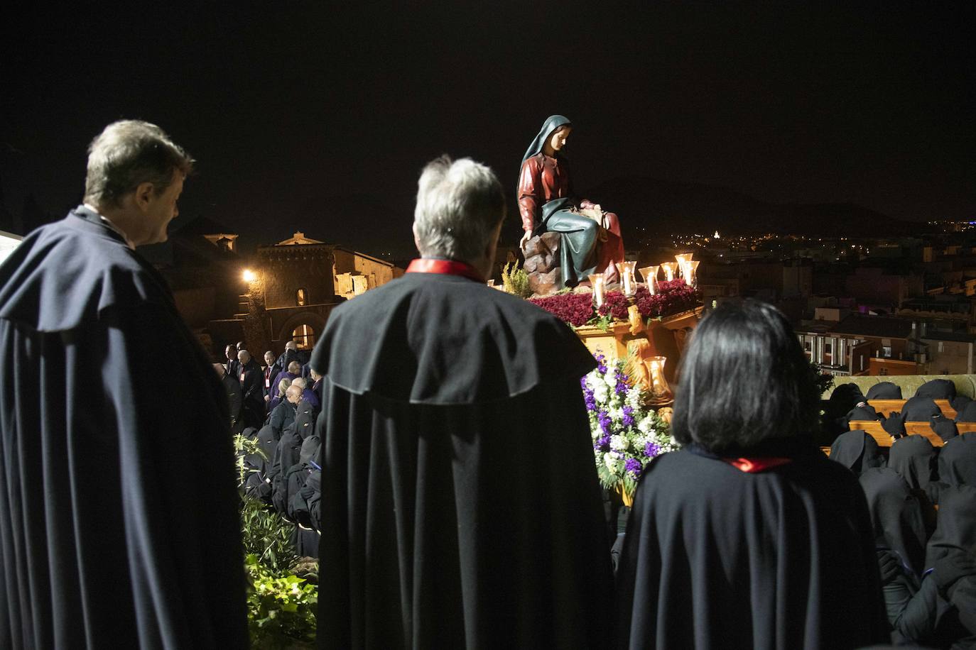 El vía crucis del Cristo del Socorro mantiene en vela a cientos de cartageneros