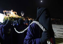 El vía crucis del Cristo del Socorro mantiene en vela a cientos de cartageneros