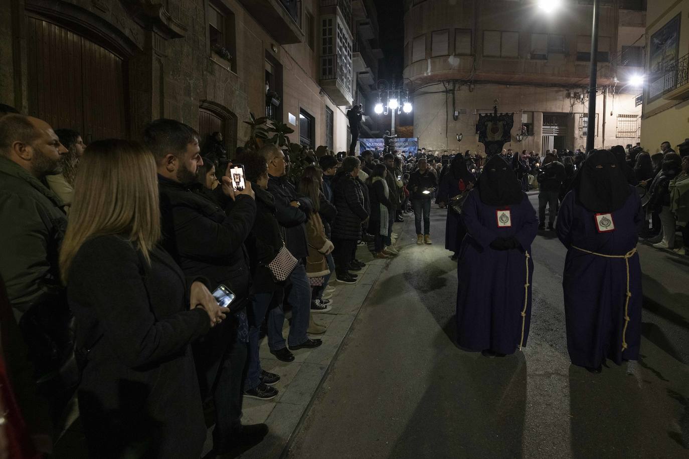 El vía crucis del Cristo del Socorro mantiene en vela a cientos de cartageneros