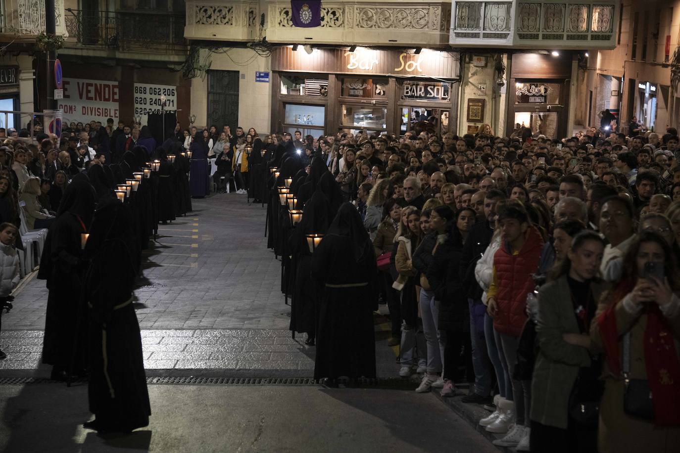 El vía crucis del Cristo del Socorro mantiene en vela a cientos de cartageneros
