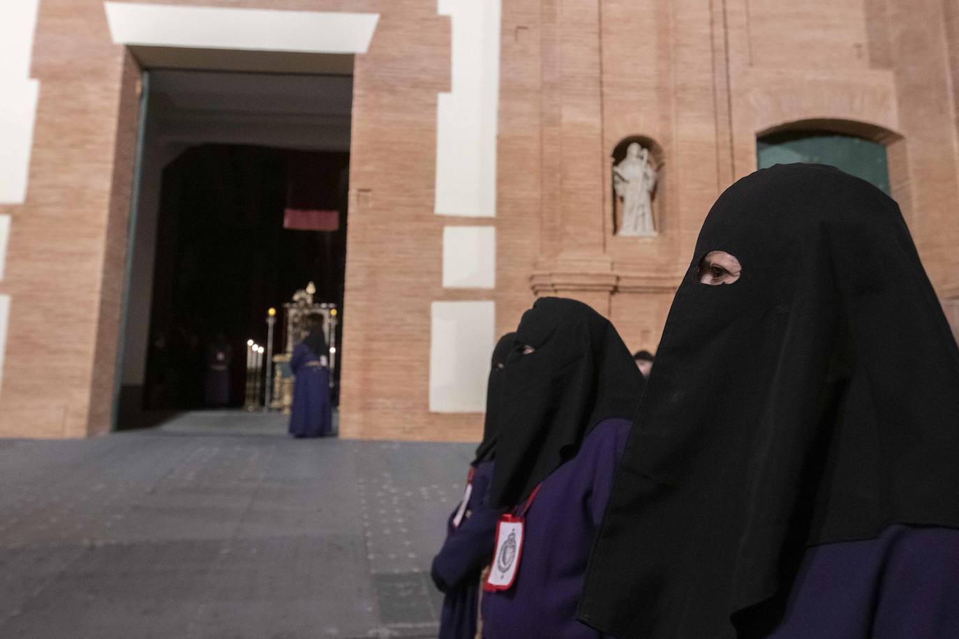 El vía crucis del Cristo del Socorro mantiene en vela a cientos de cartageneros