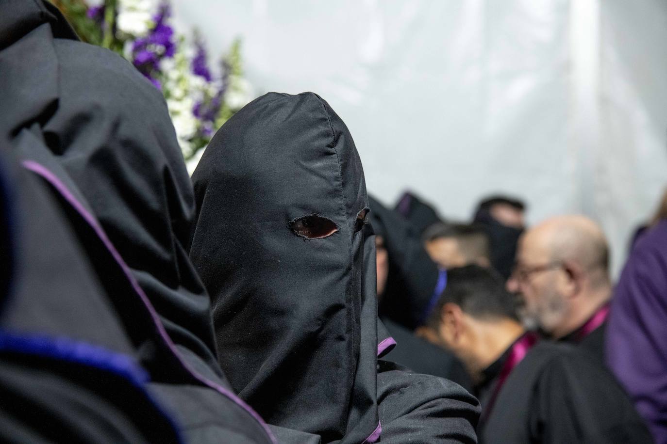 El vía crucis del Cristo del Socorro mantiene en vela a cientos de cartageneros