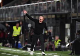 Julián Calero da instrucciones a sus jugadores, el pasado viernes en Elda.