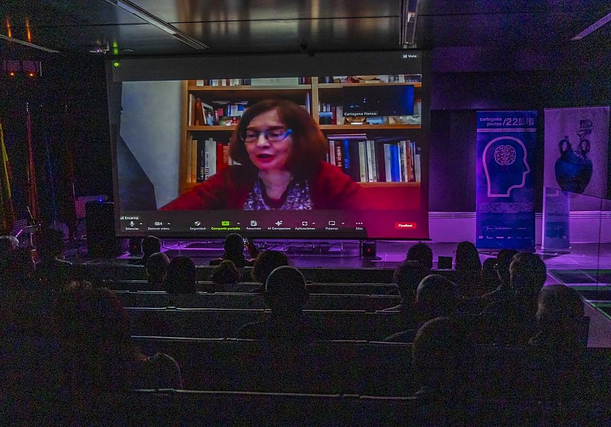 Intervención de la historiadora Encarnación Lemus por videoconferencia en el Arqua.