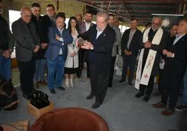 Luis Melgarejo vierte el vino bendecido con la Vera Cruz en 2023 en el depósito con la nueva cosecha.