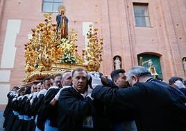 Portapasos de la Virgen de la Soledad de los Pobres saliendo de Santa María.