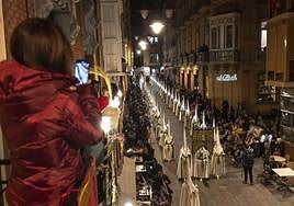 Tercio del Juicio de Jesús desfilando en perfecta hilera por la calle Cañón.