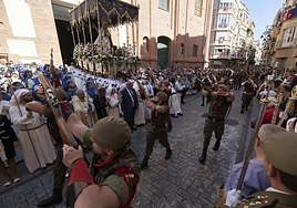 La Santísima Virgen del Amor Hermoso saliendo de Santa María.