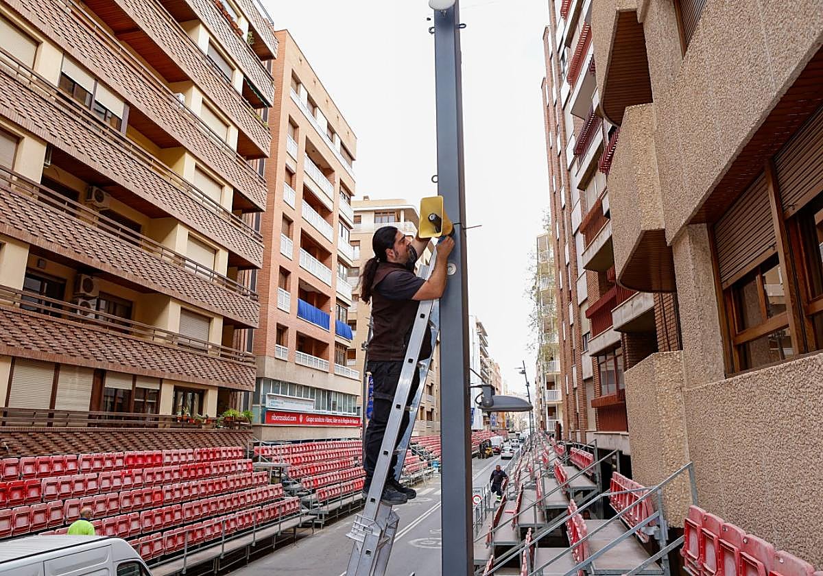 Un operario instala la megafonía en la carrera, ayer.