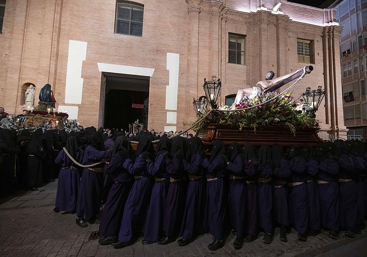 Los portapasos sitúan al Cristo del Socorro y a la Soledad del Consuelo frente a la Virgen del Rosell en la Iglesia de Santa María de Gracia para rezar ante la antigua patrona.