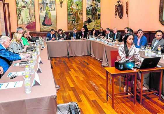 Los directivos e inversores reunidos ayer en el Casino de Murcia, en la inauguración del encuentro por parte del consejero Marín.