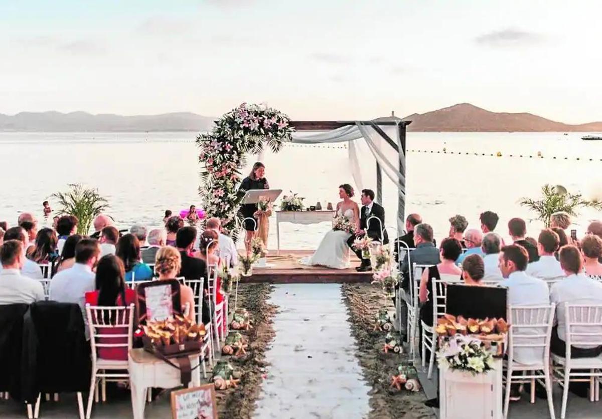 Boda civil celebrada en una playa de La Manga al atardecer.