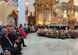 Trono de la Virgen de los Dolores rodeado de flores durante la misa en su honor en San Francisco.