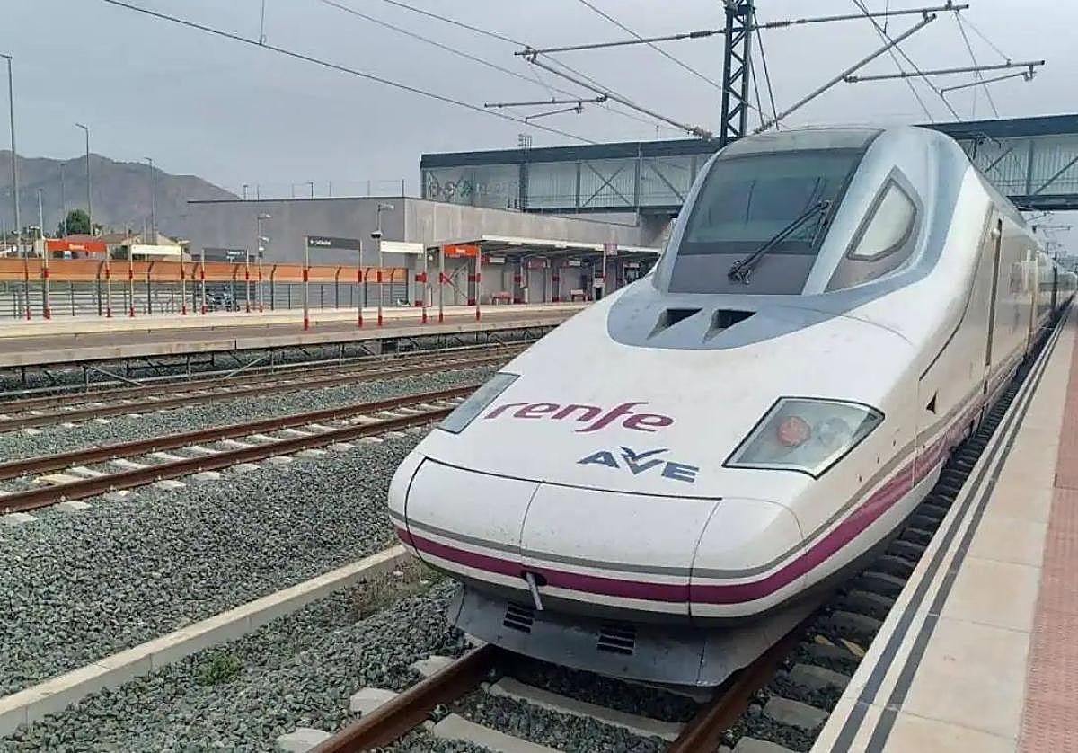 Uno de los trenes AVE que cubre la ruta entre Madrid y Murcia.