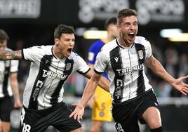 José Fontán y Damián Musto celebran el tanto de la victoria ante el Andorra.