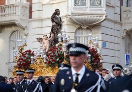 El trono del Divino Cristo de la Misericordia pasa por el Palacio de Aguirre.